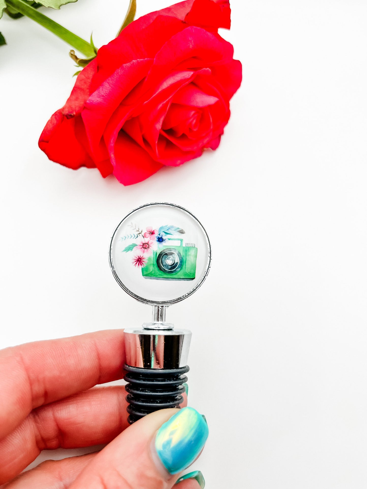 Retro Camera Wine Bottle Stopper, Unique Barware Gift, Cute Bottle Topper, Gift for Wine Drinker, Gift for Photographer, Retro Barware