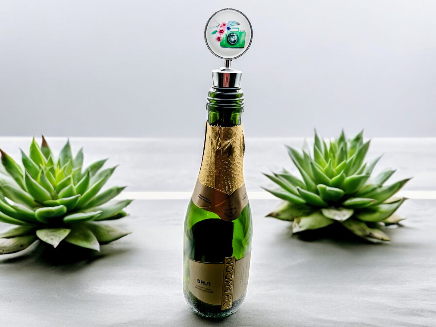 Retro Camera Wine Bottle Stopper, Unique Barware Gift, Cute Bottle Topper, Gift for Wine Drinker, Gift for Photographer, Retro Barware